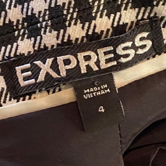 Express Plaid Houndstooth Blazer Cropped
Jacket Size 4 Like New - Picture 3 of 6